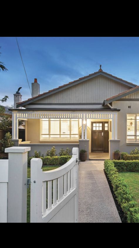 Californian Bungalow Facade, Californian Bungalow Exterior Australia, California Bungalow Australian, California Bungalow Exterior, Bungalow Front Porch, Moody House, Modern Queenslander, Bungalow Porch, Queenslander Homes