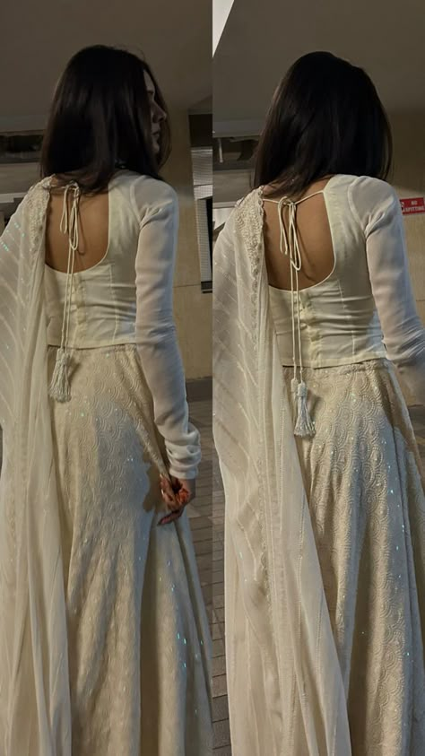 Desi White Dress, Old Bollywood Outfits, Long Sleeve Lehenga, Lengha Simple, Desi Fits, Desi Dress, Simple Lehenga, Trendy Outfits Indian, Traditional Indian Dress