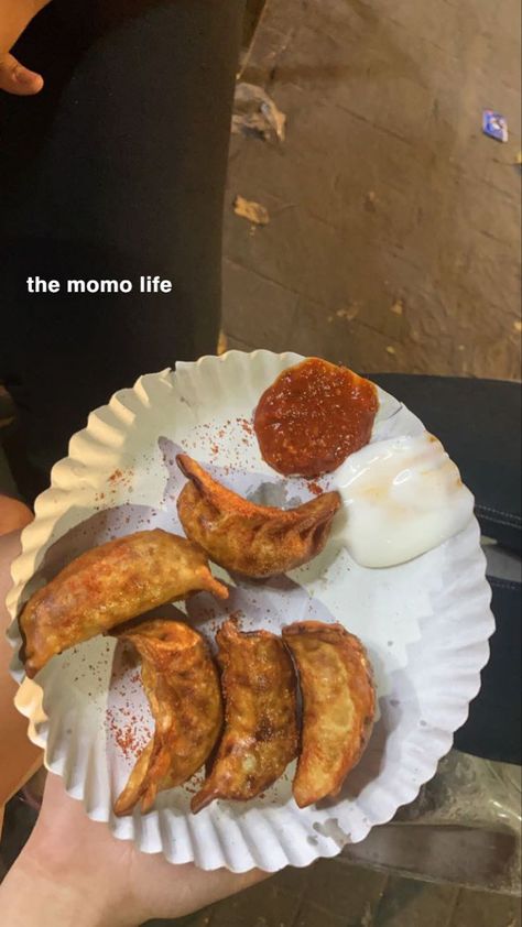 Food Ig Story Idea, Momo Photography, Streetfood Aesthetic, Momo Food, Photography Storage, Instagram Story Aesthetic, Food Story, Food Captions, Story Aesthetic