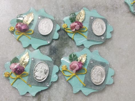 Coin Platter Decoration, Gold Coin Packing Ideas For Wedding, Note Packing Ideas For Wedding, Coin Decoration Ideas For Wedding, Silver Coin Decoration Ideas, Silver Coin Packing Ideas For Wedding, Coin Packing Ideas, Coin Crafts, Diy Gifts Cheap