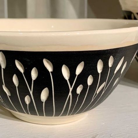 What To Make In Pottery, Pottery Sgraffito Patterns, Ceramic Bowl Carving, Pottery Bowl Carving Ideas, Sgraffito Pottery Ideas, Scraffito Designs Simple Bowl, Scrifito Pottery, Ceramics Carving Ideas, Carving Pottery Ideas