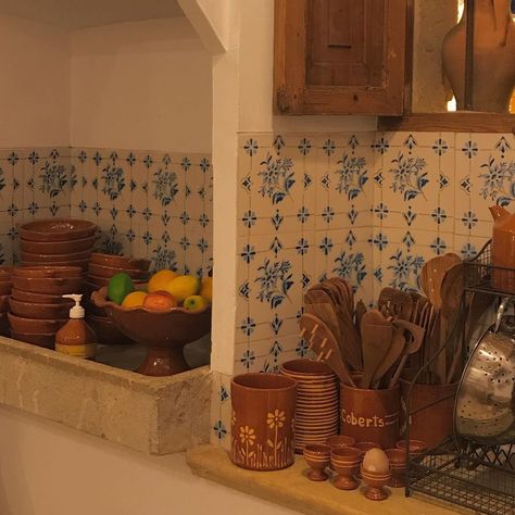 European Countryside House Interior, Mexican Vibes Aesthetic, Sneep Snorp, Cottagecore Home, House Vibes, Mexican Home Decor, Mexican Home, Aesthetic Kitchen, Dream Cottage