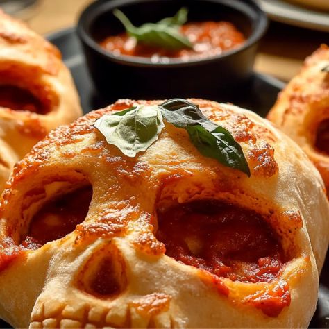 Skull Pizza Heads Recipe, Pizza Skulls, Skull Pizza, Scary Halloween Food, Corn Recipes Side Dishes, Halloween Pizza, Pumpkin Rolls Recipe, Halloween Breakfast, Pumpkin Sugar Cookies