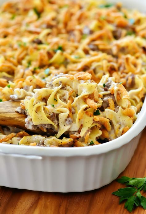 This French Onion Beef Casserole will win hearts all around the dinner table. Filled with beef, French onion dip and noodles- this casserole is delicious, full of flavor and so comforting! French Onion Beef Casserole, Onion Beef Casserole, French Onion Casserole, French Onion Beef, Galette Des Rois Recipe, Casserole Healthy, Onion Casserole, Ground Beef Casserole Recipes, French Onion Dip