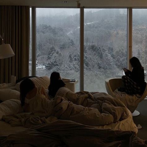 #winter #sleepover Cabin Trip, Winter Inspo, I Love Winter, Winter Cabin, Looking Out The Window, Winter Love, Christmas Feeling, Ski Trip, Winter Aesthetic