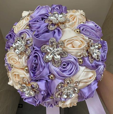 Purple Quince Flowers, Purple Quinceanera Bouquet, Purple Quince Ramo, Lilac And Gold Wedding Theme, Quince Bouquet Purple, Purple Quince Bouquet, Purple And Gold Bouquet, Mini Bridal Bouquet, Purple And Cream Wedding