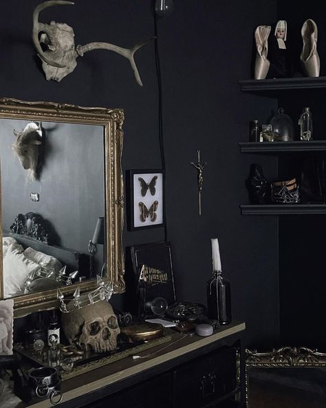 Dark Academia Bedroom Aesthetic, Academia Bedroom Aesthetic, Dark Academia Room Decor Bedroom, Academia Aesthetic Room, Dark Academia Aesthetic Room, Dark Academia Living Room, Dark Academia Room Ideas, Dark Academia Room Decor, Academia Bedroom