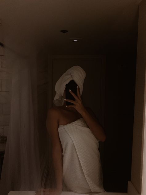 Woman in Mirror Hotel Selfie Ideas, Towel Mirror Selfie, Towel Pics Mirror, Bathroom Selfie Aesthetic, Hotel Mirror Selfie Aesthetic, Getting Ready Aesthetic Mirror, Fresh Out Of Shower Selfie, Hotel Selfies, Aesthetic Mirror Pics