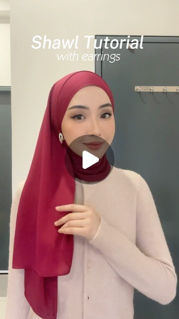 Tudung Shawl Style, Shawl Tutorial Hijab Simple, Shawl Style Hijab, Hijab Retro Style, Jersey Shawl Hijab Tutorial, Simple Hijab Tutorial Casual, Hijab Tutorial With Earrings, Muslimah Fashion Outfits Simple, Shawl Tutorial Hijab