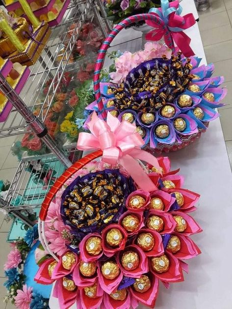 Chocolate Bouquet Ideas, Chocolate Flowers Bouquet, Indian Wedding Gifts, Chocolate Bouquet Diy, Candy Bouquet Diy, Wedding Gift Pack, Mini Quiches, Bridal Gift Wrapping Ideas, Chocolate Gifts Basket