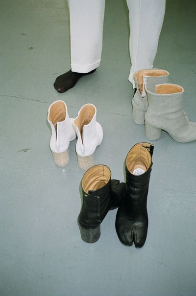 Onitsuka Shoes, Margiela Archive, Tabi Boots, Mode Shoes, Tabi Socks, Tabi Shoes, Miroslava Duma, Gold Flats, Rings Gold