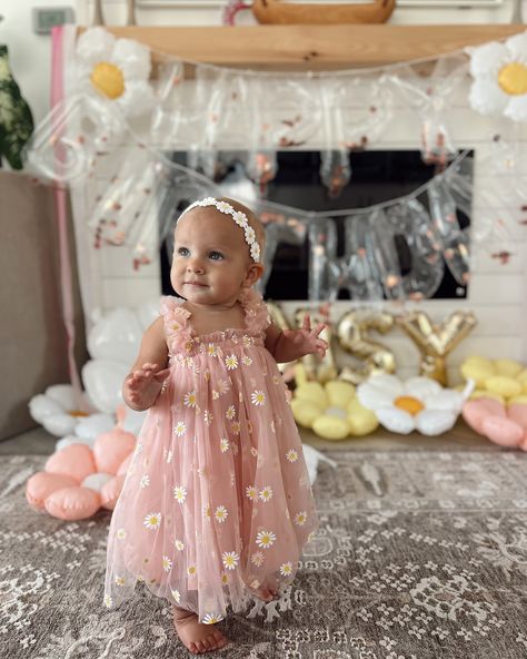 some snapshots from Daisy’s 1st birthday party 🥹🌼 naturally, it was Daisy themed! our little sunshine girl, we had so much fun celebrating her!! if you want any of the decor/outfits that I used, comment ONE below and I can send it to you! 💛 First birthday | first birthday girl | one year old | little miss onederdul | daisy theme Boho Baby Birthday Party Girl, 1st Birthday Girl Daisy Theme, 1year Birthday Ideas, 1 Year Birthday Party Ideas Girl, One Year Old Girl Birthday Theme, Daisy Themed First Birthday, Daisy First Birthday Theme, One Year Old Birthday Party Girl, One Year Old Birthday Outfit