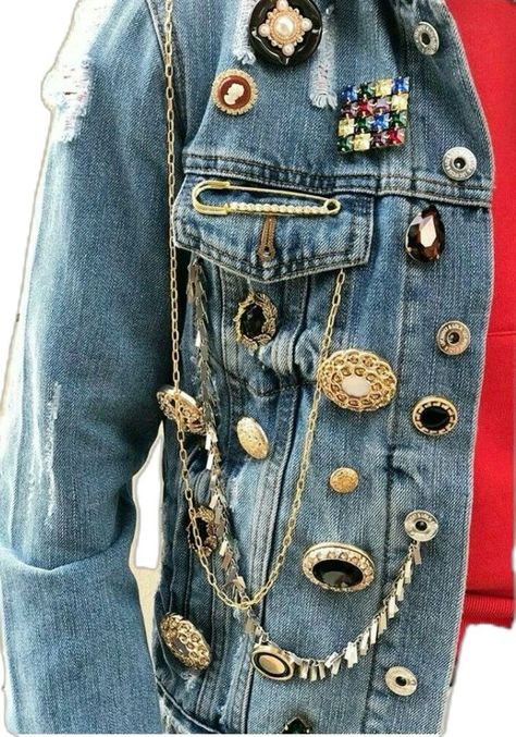 Denim Jacket With Brooch, Pins On Denim Jacket, Bedazzled Jeans, Diy Denim Jacket, Embellished Denim Jacket, Upcycle Clothes Diy, Diy Jacket, Diy Fashion Accessories, Denim Ideas