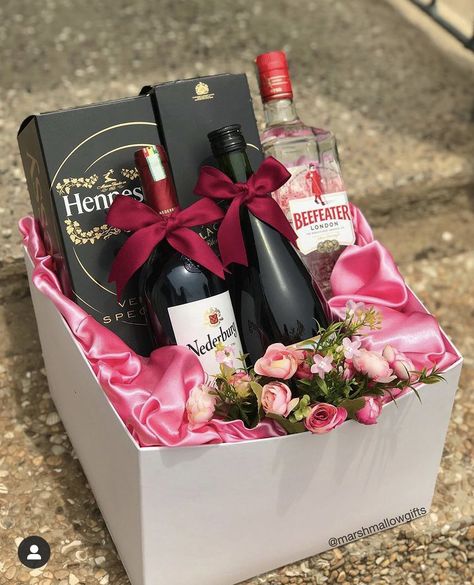 Wine and Whiskey wrapped in pink and burgundy for engagement dowry wrapping. How To Pack Bottles Gift Ideas, Wine Gift Wrapping Ideas, Traditional African Wedding, Wine Gift Wrapping, Packing Idea, Traditional Wedding Gifts, Bottle Gift Wrapping, Bridal Gift Wrapping Ideas, Pink And Burgundy