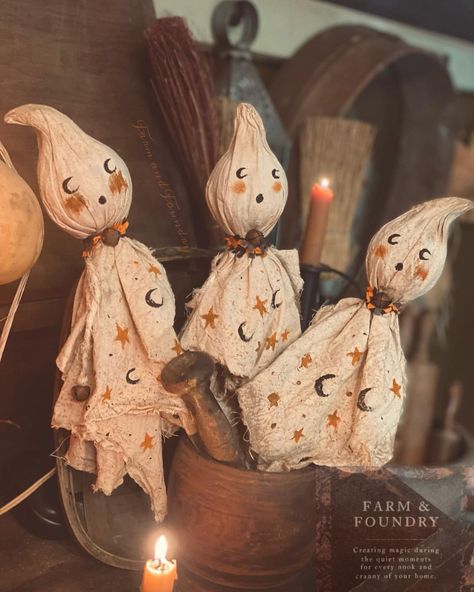 Primitive Halloween Ghosts, Primitive Halloween Crafts, Halloween Cottage, Party Horns, Vintage Ghost, Primitive Fall, Vintage Moon, Primitive Halloween, Decor Shabby Chic