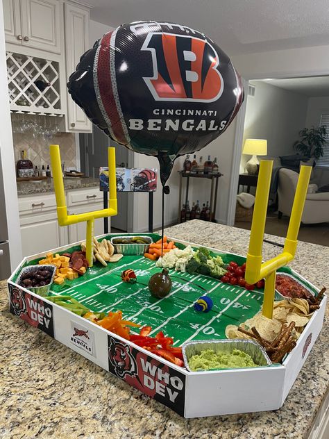 Mini Snack Stadium, Super Bowl Party Food Stadium, Stadium Appetizer Super Bowl, Super Bowl Snack Stadium Diy, Jehancancook Snack Stadium, Soccer Theme Party Food, Cute Football Snacks, Diy Stadium Snack Display, Superbowl Snack Stadium