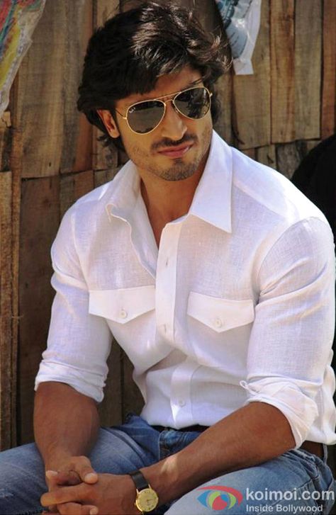 vidyut jamwal Vidyut Jamwal Body, Bike Rider Photography, Vidyut Jamwal, Assassins Creed Black Flag, Wolverine Hugh Jackman, King Of Hearts, Hottest Guy Ever, Photography Poses For Men, Actor Photo