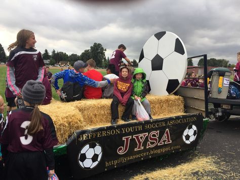 Soccer Float with painted table. Soccer Homecoming Floats, Soccer Parade Float Ideas, Football Parade Float, Volleyball Floats For Parade, Football Team Parade Float, Parade Floats With Balloons, Soccer Events, Homecoming Floats, Homecoming Parade