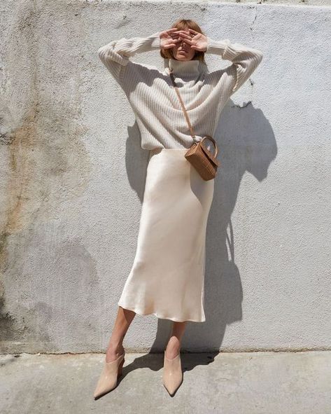 Neutral ootd #ootd #neutrals Pull Grosse Maille, Minimalist Moda, Look Zara, Biker Shorts Outfit, Silk Midi Skirt, Slip Skirts, Looks Street Style, Midi Skirts, A Skirt