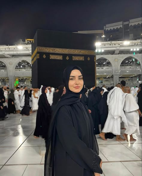 Umroh Outfit, Modest Outfits Muslim, Outfits Muslim, Black Abaya, Vacation Photography, Hijab Aesthetic, Arabian Beauty Women, Hijabi Aesthetic, Muslimah Aesthetic