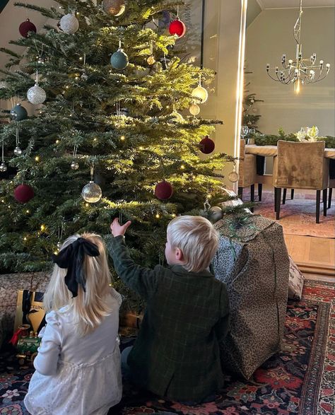 Christmas Day Aesthetic Family, Cozy Family Aesthetic, Old Money Christmas Aesthetic, Christmas Aesthetic Family, Family Christmas Aesthetic, Old Money Christmas, Family Christmas Photos, Christmas Shoot, Dream Family