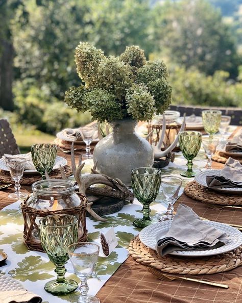 Boho Table Scape, Small Room Table, Future Restaurant, Garden Lunch, Green Picnic, Green Tablescape, Bar Mitzva, Garden Picnic, Picnic Ideas