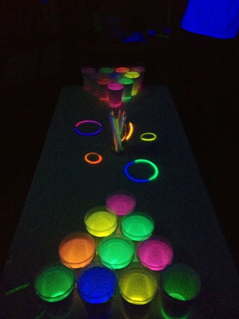 Glow in the dark beer pong! Take any color solo cup, wrap a glow stick in the bottom, top with a clear solo cup and fill with the liquor of your choice! Glow In The Dark Beer Pong, 21st Birthday Party Games, Glow Crafts, Glow Stick Party, Bonfire Party, Blacklight Party, Beer Party, Summer Birthday Party, Neon Party