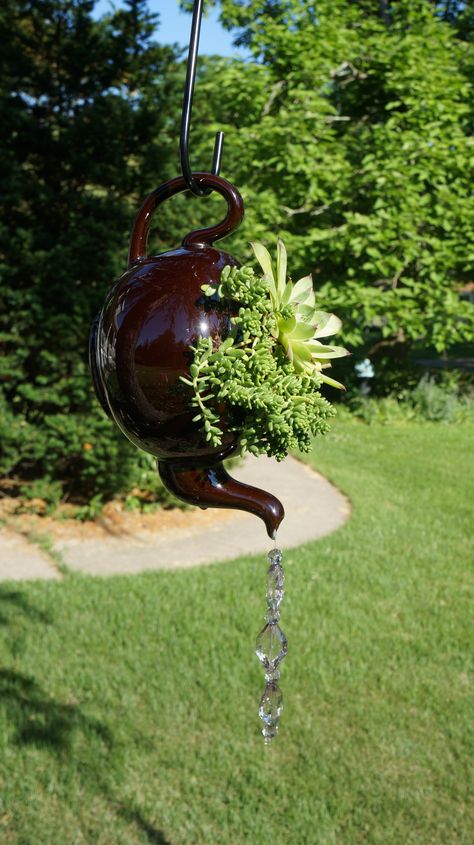 Teapot succulent planter - Found this teapot at a garage sale and planted some hens & chicks along with some Athoum sedum.  I attached the plastic crystals to the inside of the pot by attaching the string with outdoor silicone.  After watering, the excess water runs out the spout, so no need for drainage holes. DML 5/2014 Chandelier Planter, نباتات منزلية, Succulent Planters, Crystal Garden, Succulent Gardening, Container Garden, Hanging Planter, Deco Floral, Succulents Diy