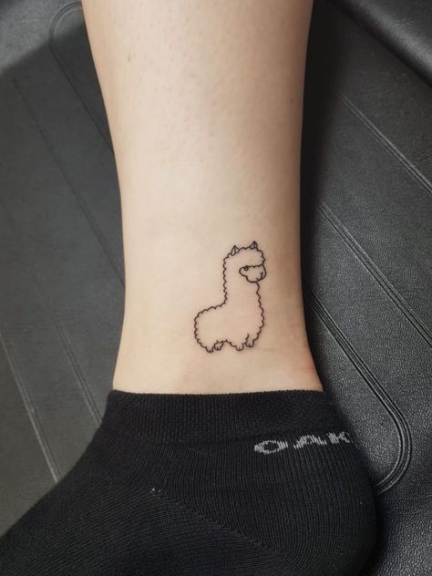 Linework Tattoo Style Alpaca Tattoo Cute, Small Alpaca Tattoo, Outline Small Tattoo, Alpaca Tattoo Ideas, Cool Tats Small Tattoos, Minimalist Leg Tattoo, Small Tattoo Outlines, Little Animal Tattoos, Small Linework Tattoo