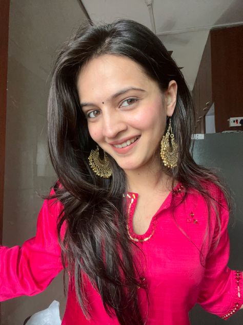 Wearing Dark pink kurti with long earring giving aesthetic vibe Dark Pink Dress Indian, Pink Kurti Outfit, Dark Pink Kurti, Giving Aesthetic, Tere Naina, Pink Kurti, Pretty Jewelry Necklaces, Long Earring, Dress Idea