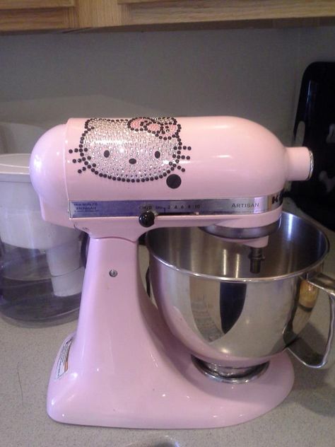 Hello Kitty KitchenAid Gaaaaaàáåæâãässssspppppp! Suddenly my kitchenAid doesn't look so impressive anymore Hello Kitty Appliances, Hello Kitty Kitchen, Hello Kitty Merchandise, Hello Kitty House, Charmmy Kitty, Story Birthday, Miss Kitty, Soccer Party, Hello Kit