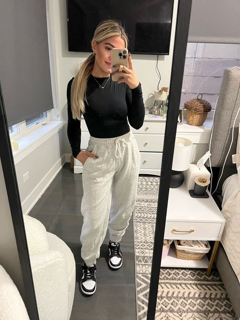 Casual Sweatpants Outfit Winter, Sweat Pants And Long Sleeve Outfit, Cute Casual Sweatpants Outfits, Body Suit And Joggers Outfit, Athleisure Outfits Sweatpants, Sweats And Long Sleeves Outfit, Sweatpants Long Sleeve Outfit, Sweatpants Joggers Outfits, Sweatpants With Long Sleeve Shirt