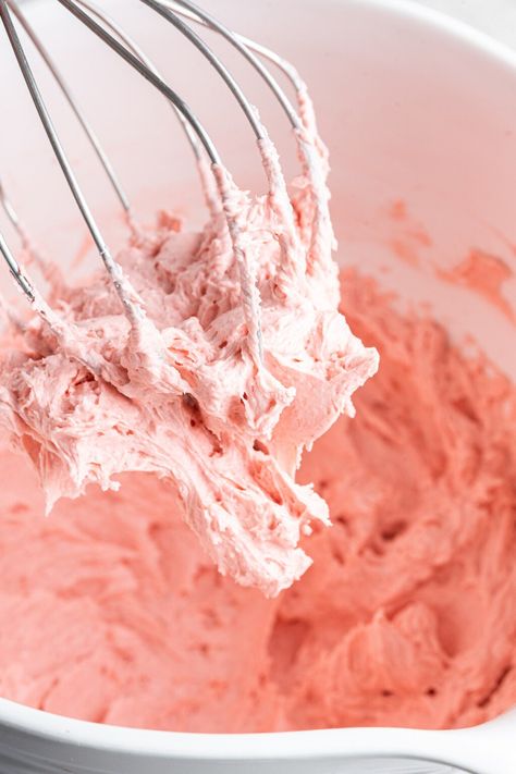 Strawberry Buttercream Frosting - Eating Bird Food White Cake Strawberry Frosting, Strawberry Icing Recipe, Strawberry Frosty, Crisco Frosting, Frosting Without Powdered Sugar, Strawberry Frosting Recipes, Strawberry Fluff, Strawberry Buttercream Frosting, Strawberry Icing