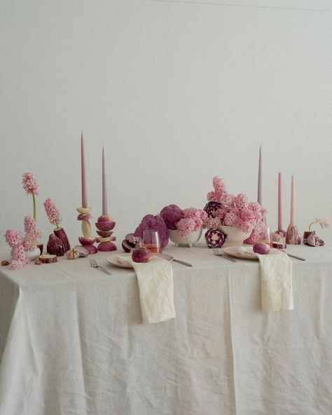 Minx Baby Shower 💖 • Instagram Chic Dinner Party Decor, Colorful Tablescapes, Wedding Dinner Decor, Setting Table, Private Dinner, Other World, Baby Shower Table, Pink Bridal Shower, Dinner Decoration