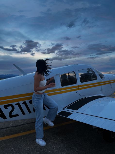 Women Pilots Aesthetic, Airplane Photoshoot Ideas, Aviation Graduation Pictures, Lady Pilot Aesthetic, Pilots Quotes Aviation, Pilot Aesthetic, Pilot Girl, Pilot Life, Aircraft Maintenance Engineer