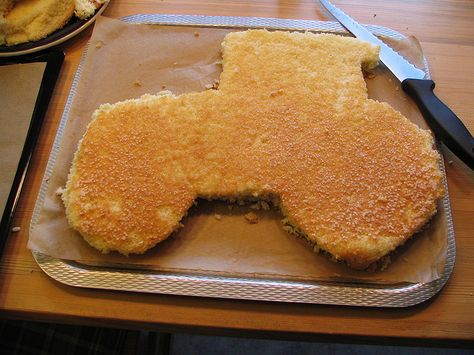 Tractor Cake Carving-my cousin Nathaniel would love this!! Tractor Birthday Cakes, John Deere Cake, Making A Cake, Tractor Cake, Making Cakes, Party Hardy, Tractor Birthday, Cake Shapes, Farm Party