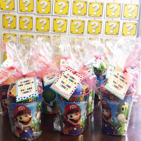 Mario Birthday favor in a cup. Thank you tag from printable party. Mario Bros Birthday Party Favors, Mario Party Party Favors, Mario Bros Party Favor Ideas, Mario Favor Bags, Mario Birthday Favor Ideas, Nintendo Party Favors, Mario Kart Birthday Party Favors, Super Mario Birthday Favors, Super Mario Favor Ideas