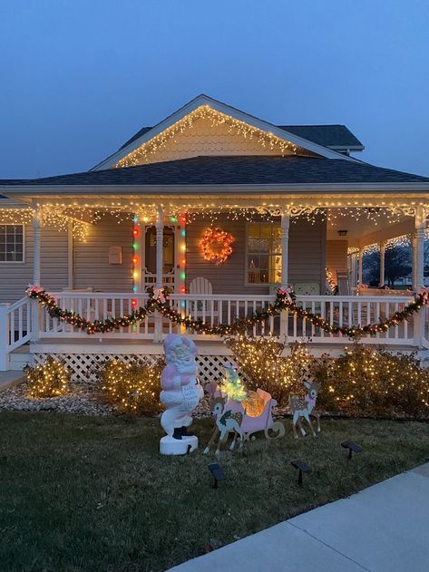 Outdoor Christmas Lights White And Color, Christmas Light Inspo Outdoor, Simple Exterior Christmas Lights, Christmas Light Decorations Outdoor, Colored Christmas Lights On House, Outside Christmas Lights Ideas, Rope Christmas Lights, Christmas Lights On House Exterior, Outside Christmas Lights