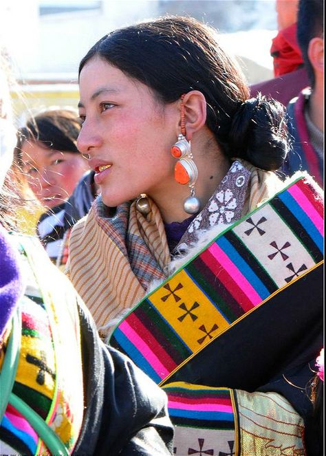 Tibetan people Tibetan Woman, Tibetan Clothing, Tibetan People, We Are The World, Ear Rings, People Of The World, World Cultures, Interesting Faces, 인물 사진