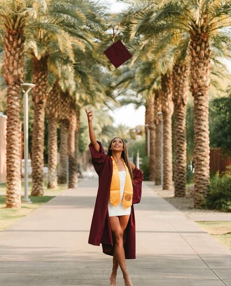 Winter Graduation, College Grad Pictures, Grad Picture Ideas, Graduation Pic Ideas, Nursing Graduation Pictures, College Graduation Pictures Poses, College Graduation Photoshoot, Grad Photography, College Graduation Photos