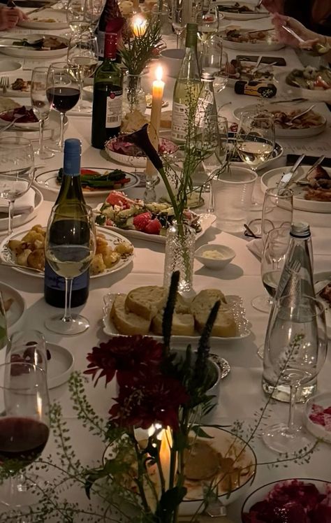 Birthday Dinner Party Inside, Italian Dinner With Friends, Serving Dinner Table Ideas, Dinner Party Intimate, Home Dinner Party Table Settings, 18th Dinner Party Ideas, Dinner Party At Home Aesthetic, Steak Dinner Table Setting, Dinner Party Table Aesthetic