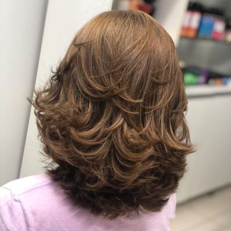 Bouncy Feathered Hairstyle for Thick Hair Feathered Hair Cut, Bob Pixie, Layered Haircuts For Medium Hair, Brown Hair With Blonde Highlights, Short Hair Tutorial, Haircuts For Medium Hair, Haircuts Straight Hair, Long Hair With Bangs, Feathered Hairstyles