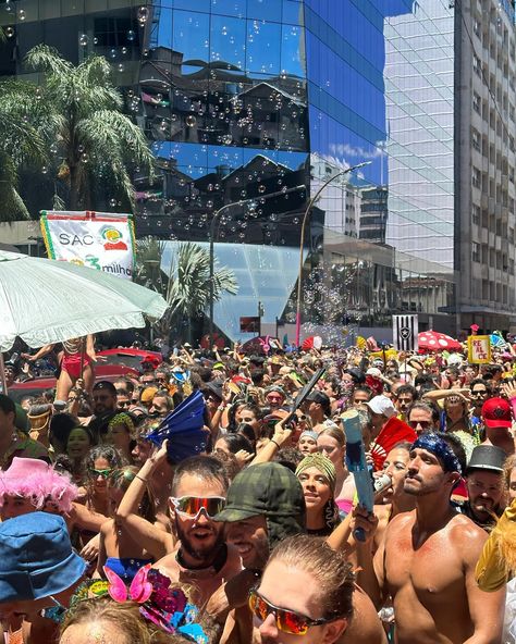 CARNAVAL BLOCO 🇧🇷💃🎊 Because this bloco aka our favourite day ever deserves a spot on the grid 🥳 No reel/post will ever do this day justice 🎺💃☀️ #carnaval #carnaval2024 #carnival #bloco #samba #riodejaneiro #party #music #brasil #brazil #southamerica Shuffle Ideas, Brazil Party, Carnival Brazil, Brazil Carnival, Rio Carnival, Party Music, Spot On, Rio De Janeiro, South America