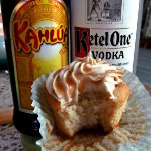 White russian cupcake Liquor Infused Cupcakes, White Russian Cupcakes, Drunken Cupcakes, Adult Cupcakes, Vodka Cupcakes, Mojito Cupcakes, Infused Cupcakes, Boozy Cupcakes, Alcoholic Desserts