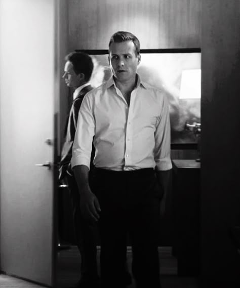 Yummy great pic #suits #usa Suits USA Harvey Specter Hot Pics, Harvey Suits, Mike Ross, Suits Tv Series, Specter Suits, Suits Harvey, Harvey Specter Suits, Donna Paulsen, Alex Williams