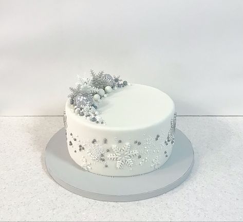 Snow Flake Cakes, Snowflake Cake Ideas, Snow Cake Birthday, Winter Theme Birthday Cake, Snowflake Cake Birthday, Snow Cake Winter, Winter Cake Designs, Cake Decorating Ideas Christmas, Winter Theme Cake