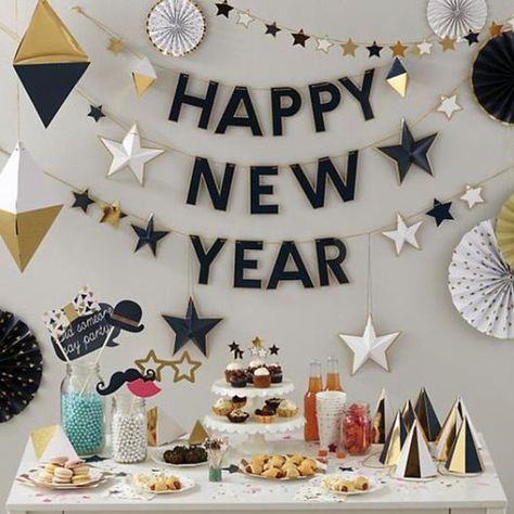 This is another simple way to remind them about the arrival of New Year on New Year’s Eve every hour.    #Newyear #NewyearDecoration Kids New Years Eve, Trendy Party Decor, New Year Diy, Party Girlande, New Year's Party Decorations, Christmas Tablescape, New Year's Eve Party, Party Garland, Nye Party