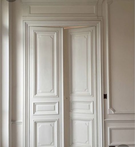 Parisian Doors, Pintu Interior, French Doors Bedroom, Parisian Bedroom, Parisian House, Parisian Interior, Wooden Doors Interior, Doors And Floors, French Style Homes