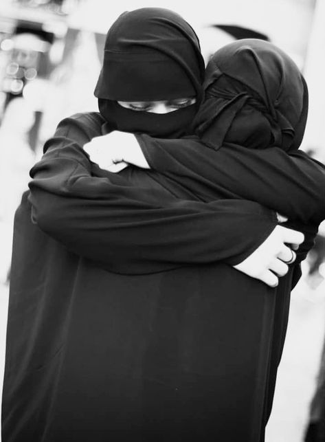 Black Abaya Designs, Niqabi Girl, Muslimah Photography, Muslimah Style, Muslim Couple Photography, Best Friends Shoot, Facial Skin Care Routine, Muslimah Aesthetic, Cute Couple Poses