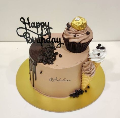 Incredible Cake Designs, Blackforest Cake Decoration Ideas, Half Pound Cake Design, Pretty Birthday Cakes Chocolate, Trending Summer Nails, Cake Decorating Books, Buttercream Cake Designs, Candy Birthday Cakes, Chocolate Cake Designs